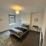 Holiday home Comfortable With Free Parking *