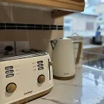 Comfortable With Free Parking بيت للعطل *